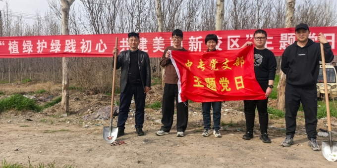 条幅下合影_副本.jpg