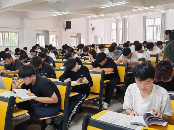 学生正面_副本.jpg
